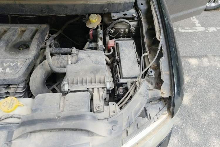 Used Dodge Journey 2013 2.4L Two-Wheel Drive Luxury Version Engine Bay Left