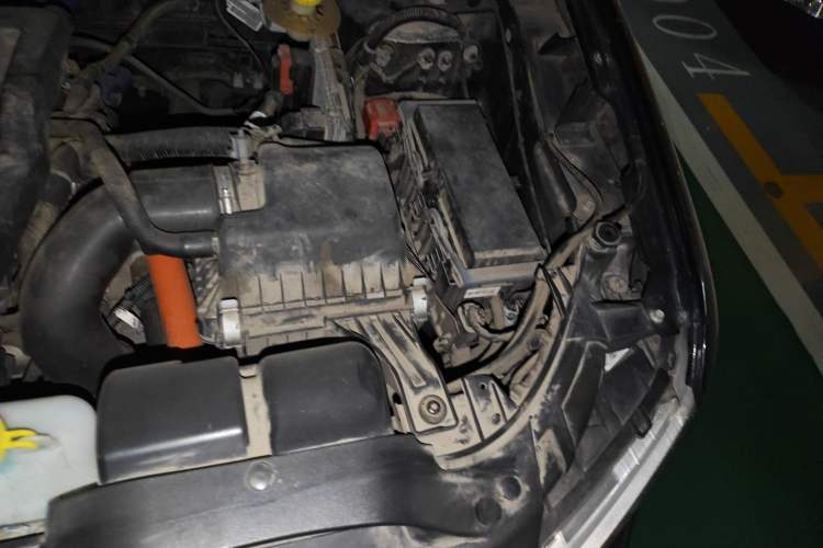 Used Dodge Journey 2013 2.4L Two-Wheel Drive Luxury Version Engine Bay Left