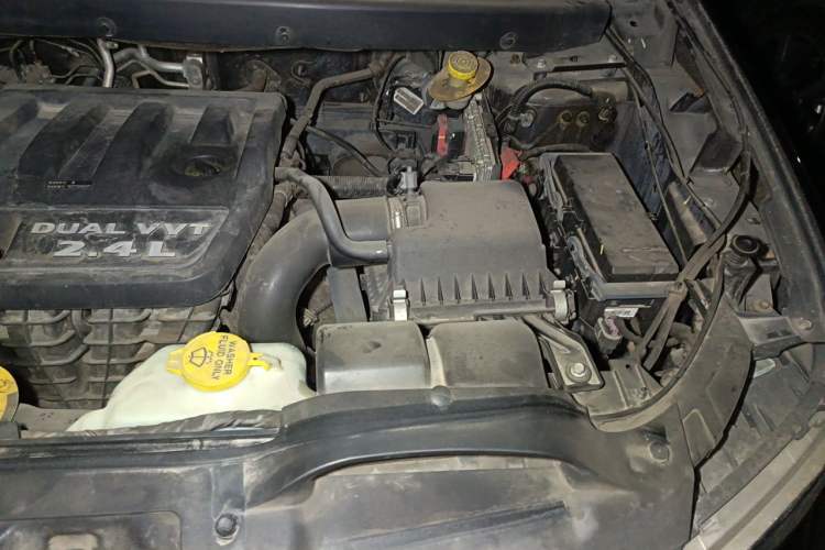 Used Dodge Journey 2013 2.4L Two-Wheel Drive Luxury Version Engine Bay Left