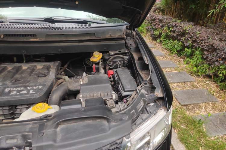 Used Dodge Journey 2013 2.4L Two-Wheel Drive Luxury Version Engine Bay Left