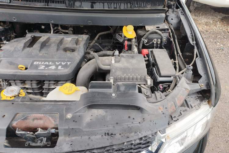 Used Dodge Journey 2013 2.4L Two-Wheel Drive Luxury Version Engine Bay Left