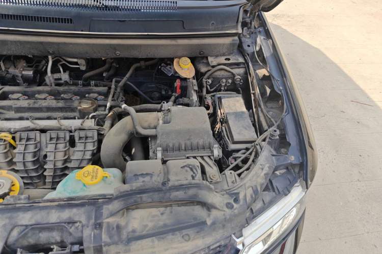 Used Dodge Journey 2013 2.4L Two-Wheel Drive Luxury Version Engine Bay Left