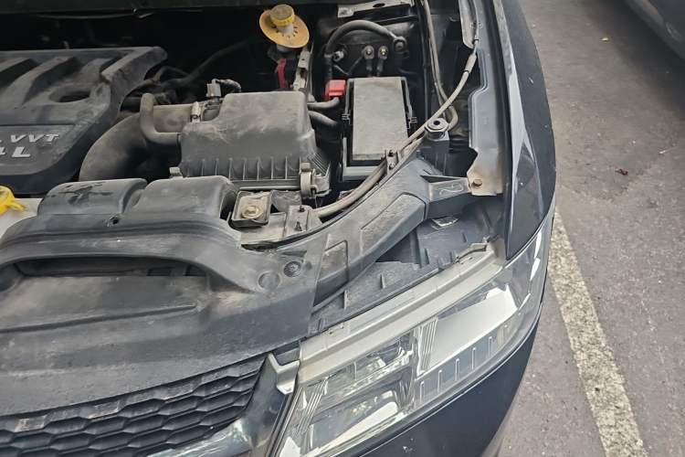 Used Dodge Journey 2013 2.4L Two-Wheel Drive Luxury Version Engine Bay Left