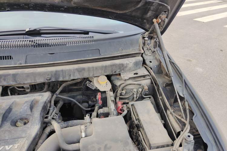 Used Dodge Journey 2013 2.4L Two-Wheel Drive Luxury Version Engine Bay Left