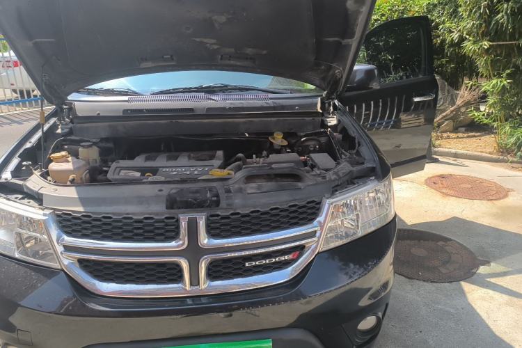 Used Dodge Journey 2013 2.4L Two-Wheel Drive Luxury Version Engine Bay Left