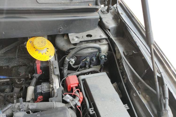 Used Dodge Journey 2013 2.4L Two-Wheel Drive Luxury Version Engine Bay Left