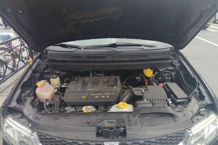 Used Dodge Journey 2013 2.4L Two-Wheel Drive Luxury Version Engine Bay