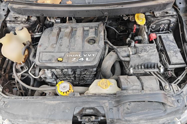 Used Dodge Journey 2013 2.4L Two-Wheel Drive Luxury Version Engine Bay