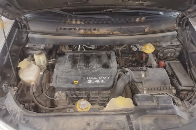 Used Dodge Journey 2013 2.4L Two-Wheel Drive Luxury Version Engine Bay