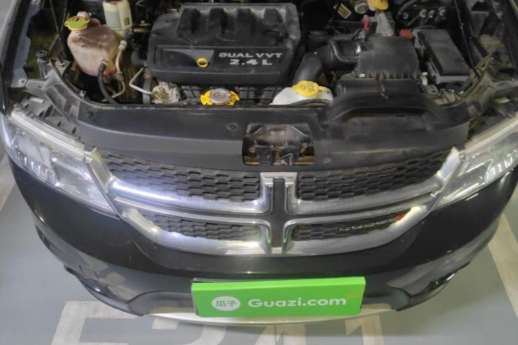 Used Dodge Journey 2013 2.4L Two-Wheel Drive Luxury Version Engine Bay