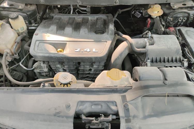 Used Dodge Journey 2013 2.4L Two-Wheel Drive Luxury Version Engine Bay