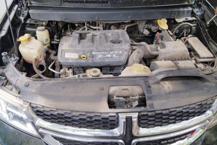 Used Dodge Journey 2013 2.4L Two-Wheel Drive Luxury Version Engine Bay