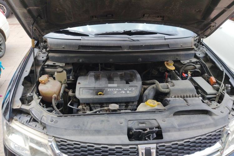 Used Dodge Journey 2013 2.4L Two-Wheel Drive Luxury Version Engine Bay