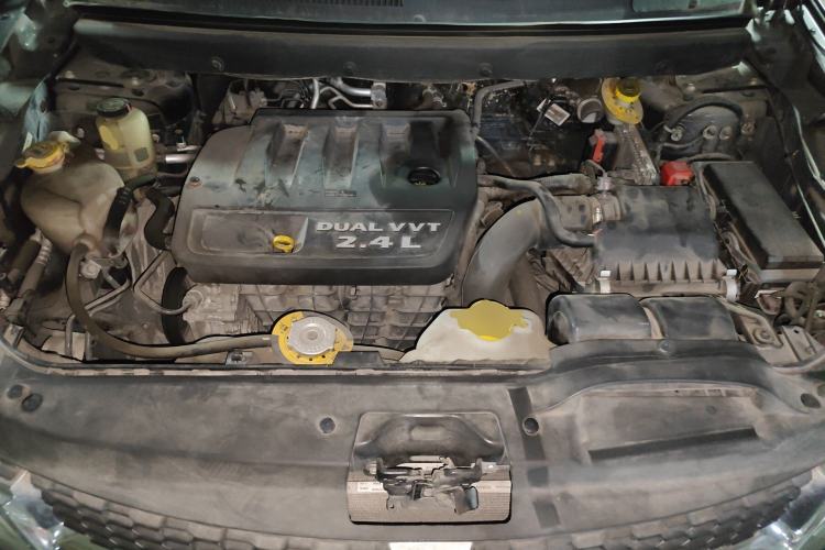 Used Dodge Journey 2013 2.4L Two-Wheel Drive Luxury Version Engine Bay