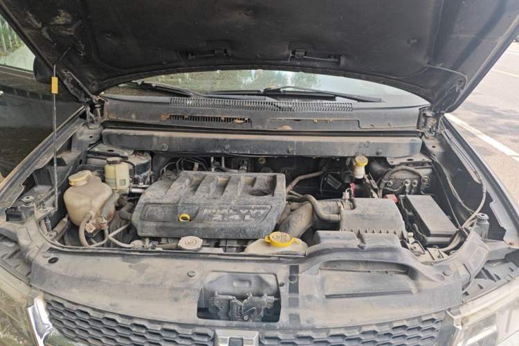 Used Dodge Journey 2013 2.4L Two-Wheel Drive Luxury Version Engine Bay