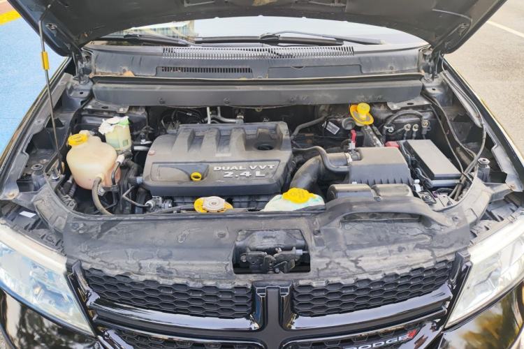 Used Dodge Journey 2013 2.4L Two-Wheel Drive Luxury Version Engine Bay