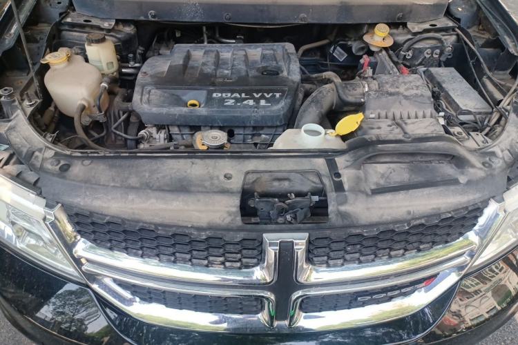 Used Dodge Journey 2013 2.4L Two-Wheel Drive Luxury Version Engine Bay