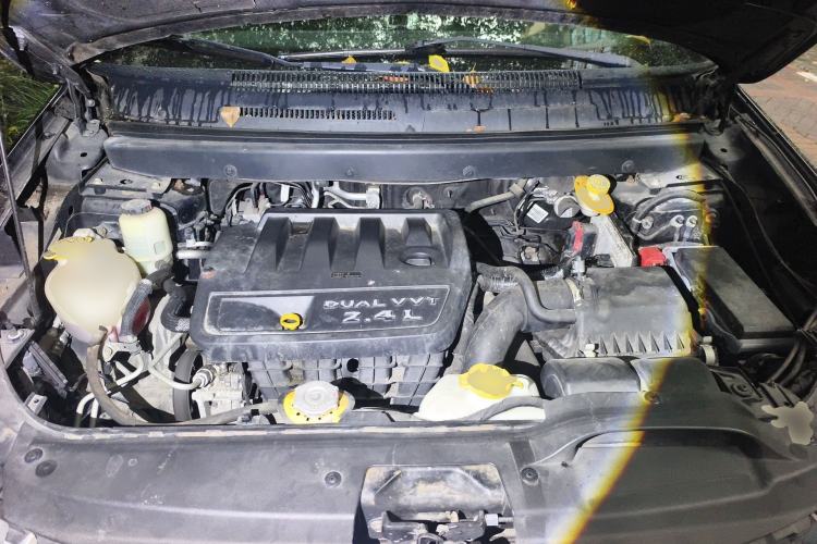 Used Dodge Journey 2013 2.4L Two-Wheel Drive Luxury Version Engine Bay