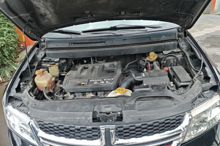 Used Dodge Journey 2013 2.4L Two-Wheel Drive Luxury Version Engine Bay