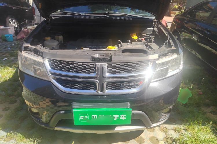 Used Dodge Journey 2013 2.4L Two-Wheel Drive Luxury Version Engine Bay