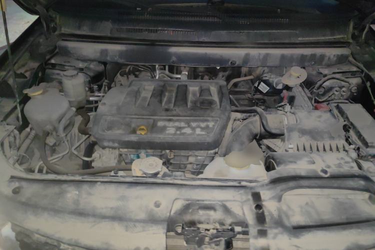 Used Dodge Journey 2013 2.4L Two-Wheel Drive Luxury Version Engine Bay