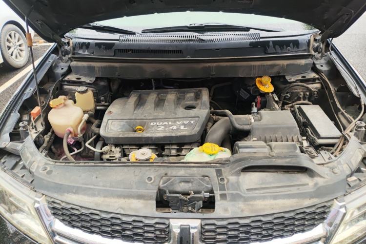 Used Dodge Journey 2013 2.4L Two-Wheel Drive Luxury Version Engine Bay
