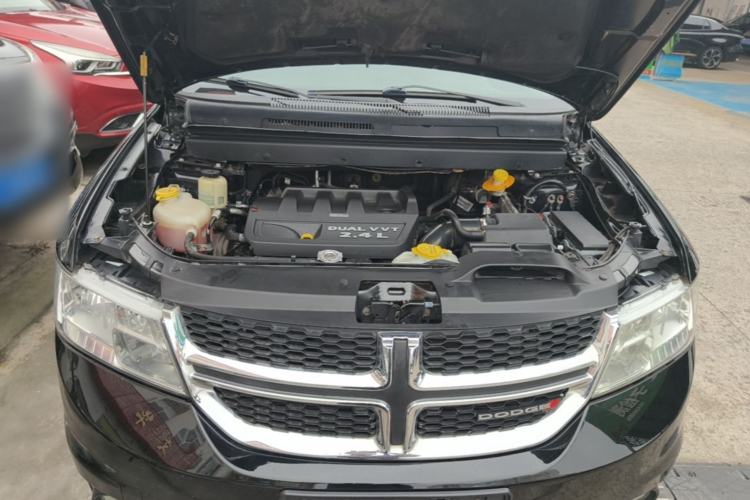 Used Dodge Journey 2013 2.4L Two-Wheel Drive Luxury Version Engine Bay