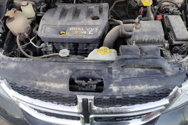 Used Dodge Journey 2013 2.4L Two-Wheel Drive Luxury Version Engine Bay
