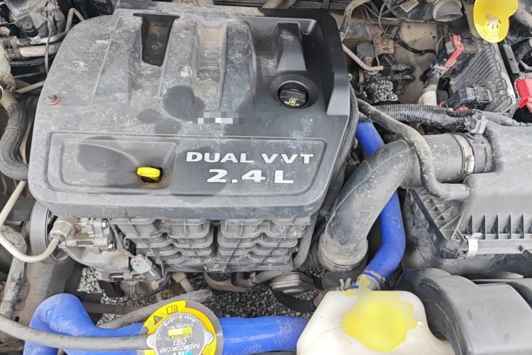 Used Dodge Journey 2013 2.4L Two-Wheel Drive Luxury Version Engine Bay