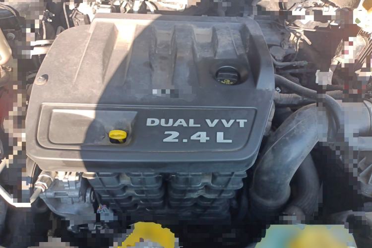 Used Dodge Journey 2013 2.4L Two-Wheel Drive Luxury Version Engine Bay