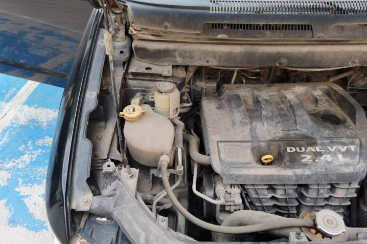 Used Dodge Journey 2013 2.4L Two-Wheel Drive Luxury Version Engine Bay Right