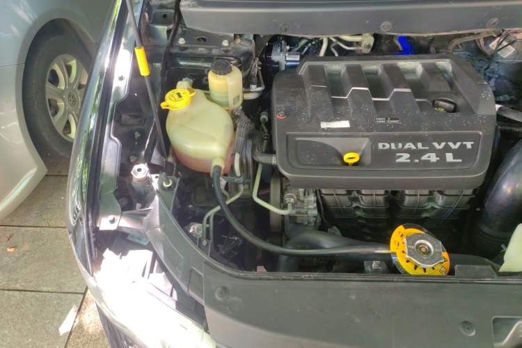 Used Dodge Journey 2013 2.4L Two-Wheel Drive Luxury Version Engine Bay Right