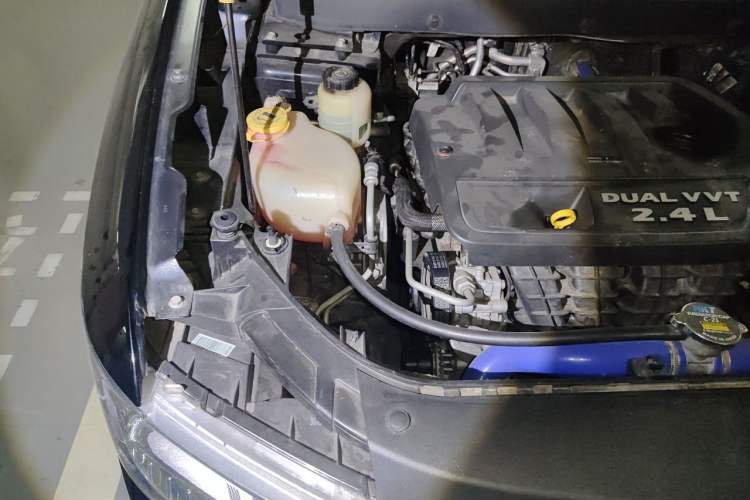 Used Dodge Journey 2013 2.4L Two-Wheel Drive Luxury Version Engine Bay Right