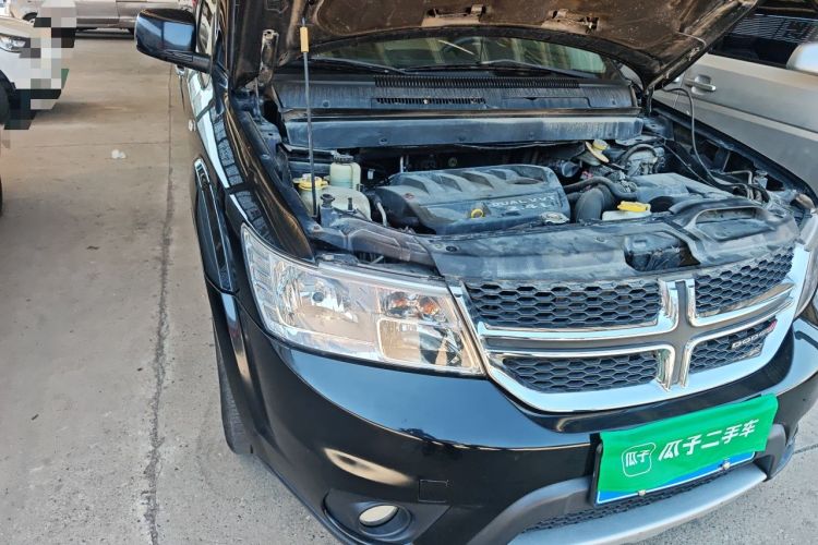 Used Dodge Journey 2013 2.4L Two-Wheel Drive Luxury Version Engine Bay Right