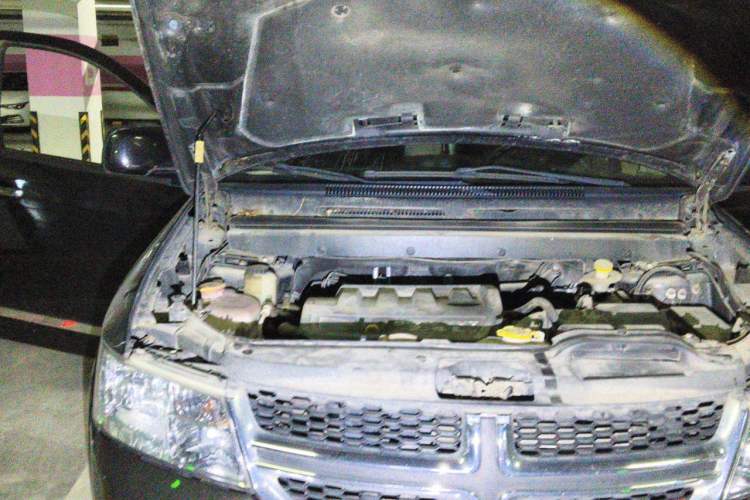 Used Dodge Journey 2013 2.4L Two-Wheel Drive Luxury Version Engine Bay Right