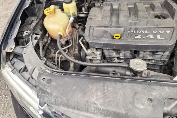 Used Dodge Journey 2013 2.4L Two-Wheel Drive Luxury Version Engine Bay Right