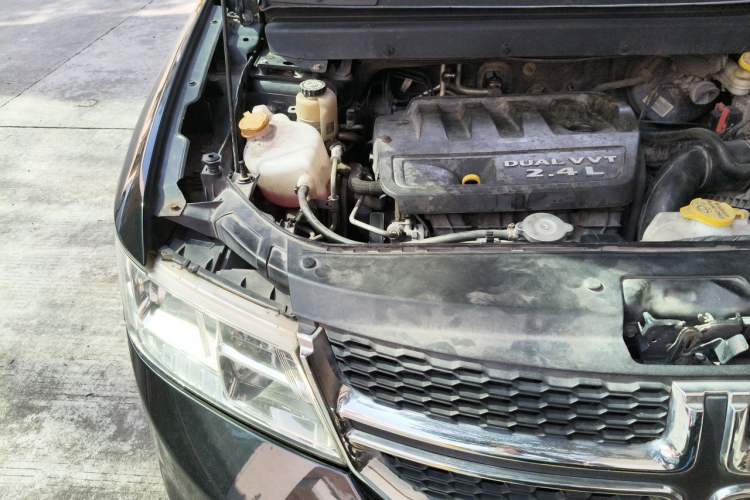 Used Dodge Journey 2013 2.4L Two-Wheel Drive Luxury Version Engine Bay Right