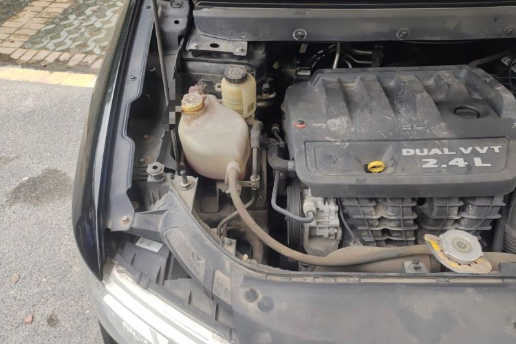 Used Dodge Journey 2013 2.4L Two-Wheel Drive Luxury Version Engine Bay Right