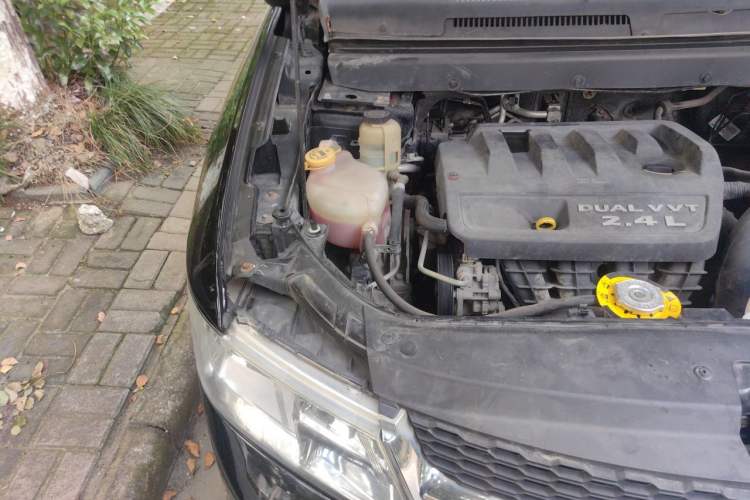 Used Dodge Journey 2013 2.4L Two-Wheel Drive Luxury Version Engine Bay Right