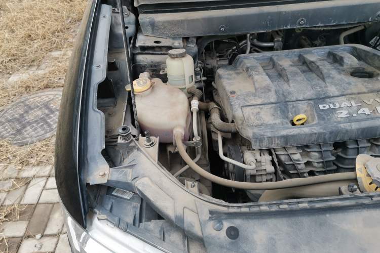 Used Dodge Journey 2013 2.4L Two-Wheel Drive Luxury Version Engine Bay Right