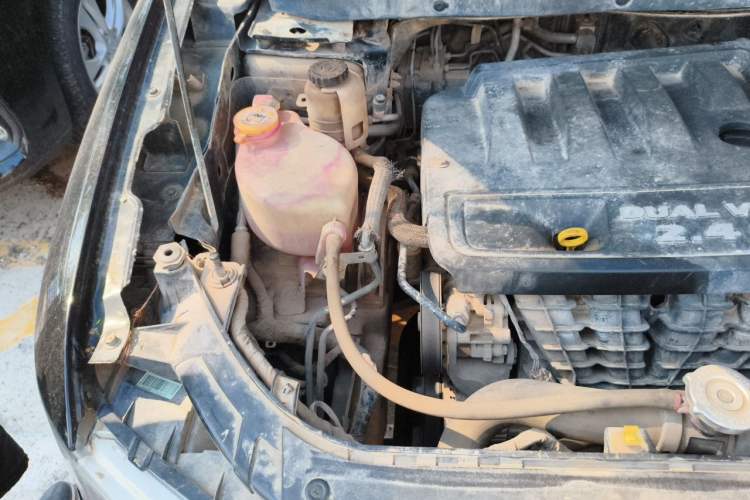 Used Dodge Journey 2013 2.4L Two-Wheel Drive Luxury Version Engine Bay Right