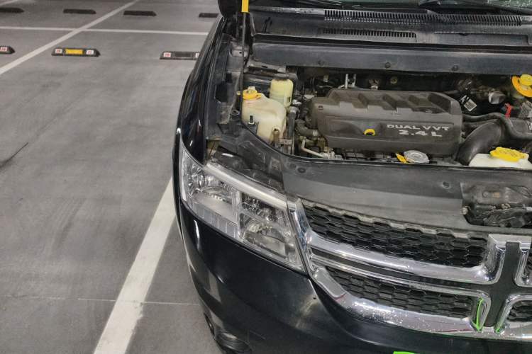 Used Dodge Journey 2013 2.4L Two-Wheel Drive Luxury Version Engine Bay Right