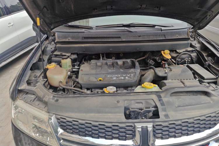 Used Dodge Journey 2013 2.4L Two-Wheel Drive Luxury Version Engine Bay Right