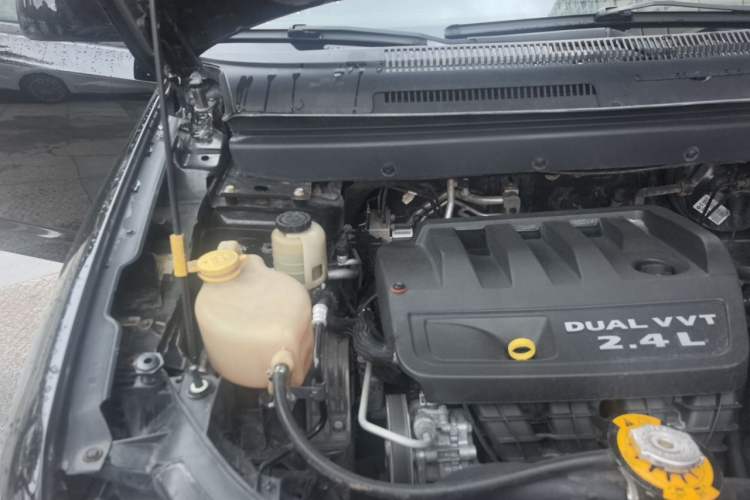 Used Dodge Journey 2013 2.4L Two-Wheel Drive Luxury Version Engine Bay Right