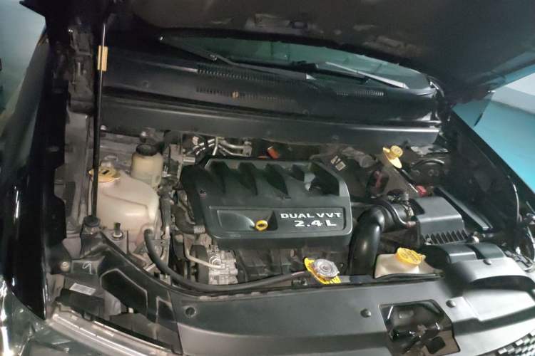 Used Dodge Journey 2013 2.4L Two-Wheel Drive Luxury Version Engine Bay Right