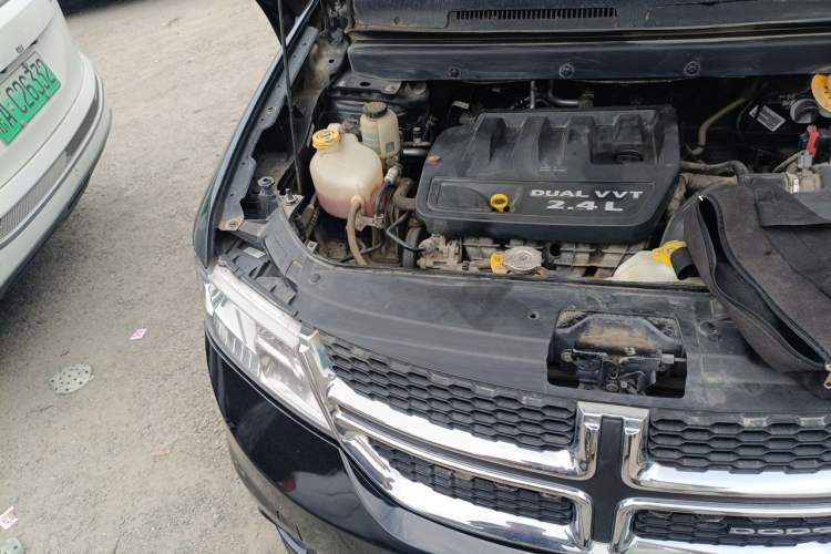 Used Dodge Journey 2013 2.4L Two-Wheel-Drive Smart Edition Engine Bay Right