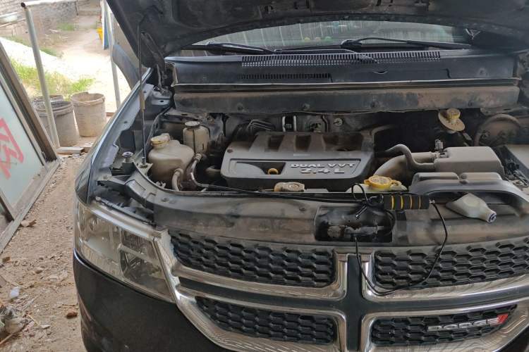 Used Dodge Journey 2013 2.4L Two-Wheel Drive Luxury Version Engine Bay Right