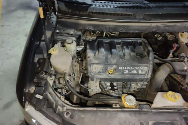 Used Dodge Journey 2013 2.4L Two-Wheel Drive Luxury Version Engine Bay Right