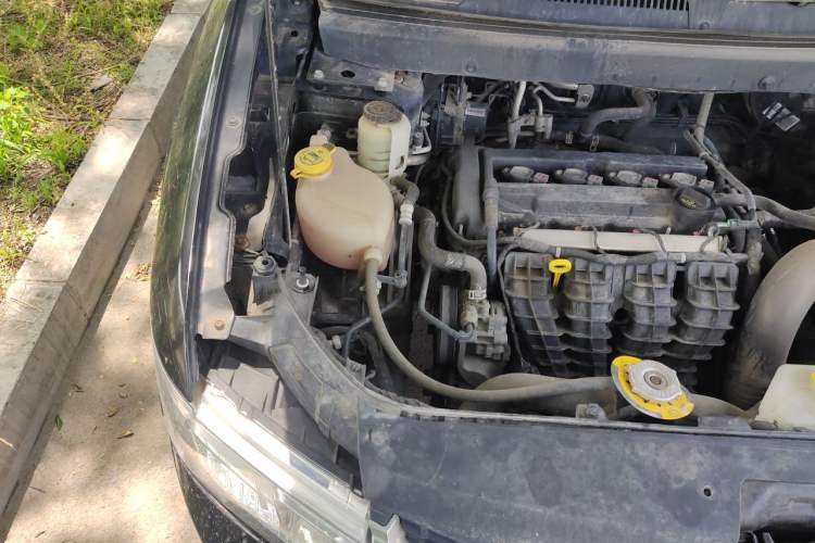 Used Dodge Journey 2013 2.4L Two-Wheel Drive Luxury Version Engine Bay Right