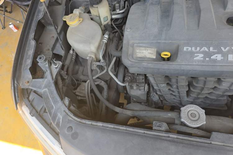 Used Dodge Journey 2013 2.4L Two-Wheel Drive Luxury Version Engine Bay Right